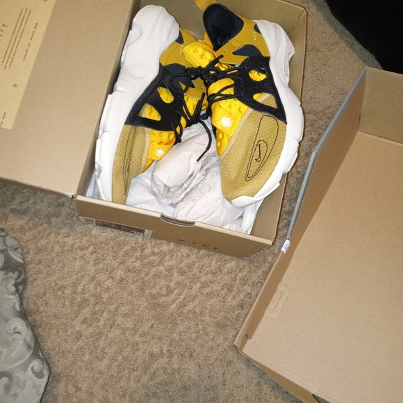 Nikes - Picture 2 of 2